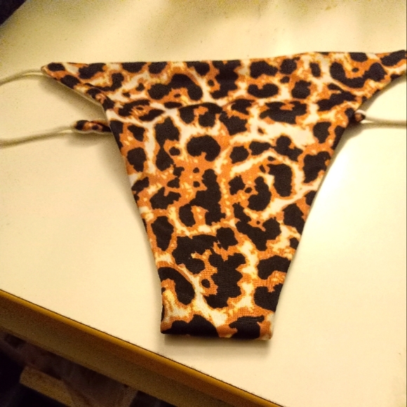 New,leopard print g-string thong panties or bikini bottoms lined size medium. - Picture 1 of 4